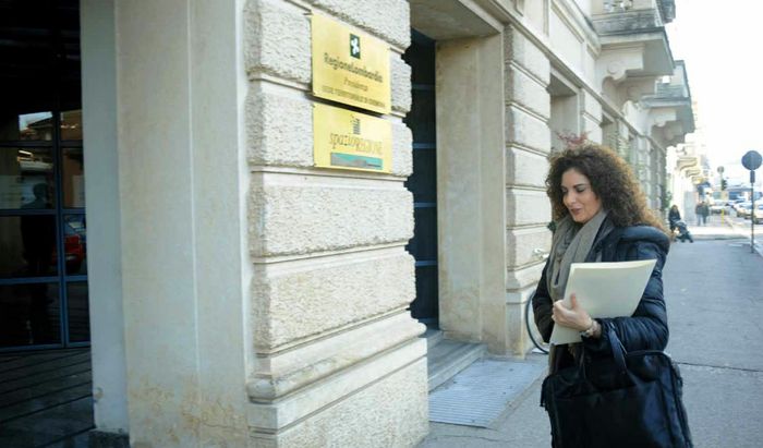 L'assessore Cristina Cappellini arriva alla sede territoriale regionale di Cremona