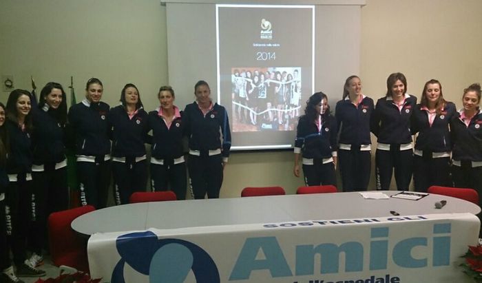 Una foto di gruppo delle ragazze presenti alla conferenza