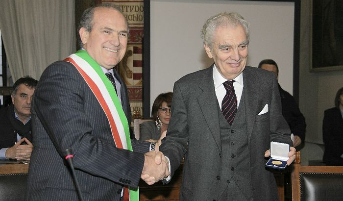 Oreste Perri consegna la medaglia d'oro Città di Cremona a Giovanni Arvedi