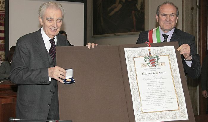 Oreste Perri consegna la medaglia d'oro Città di Cremona a Giovanni Arvedi