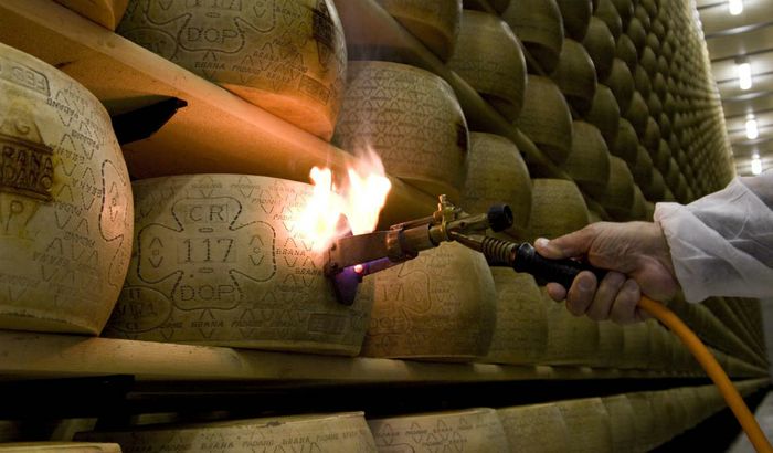 Marchiatura del Grana Padano