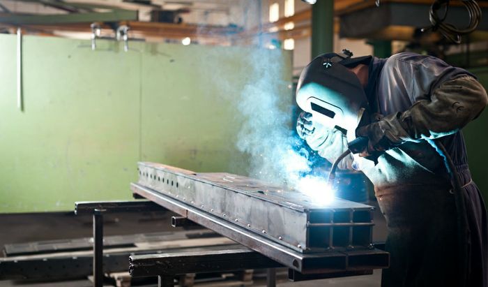 Tecnico in una fabbrica metalmeccanica