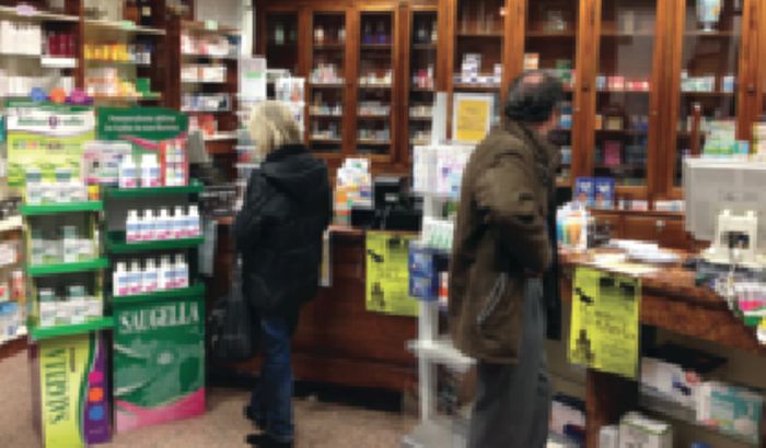 L'interno della farmacia Comunale di Piazza Garibaldi