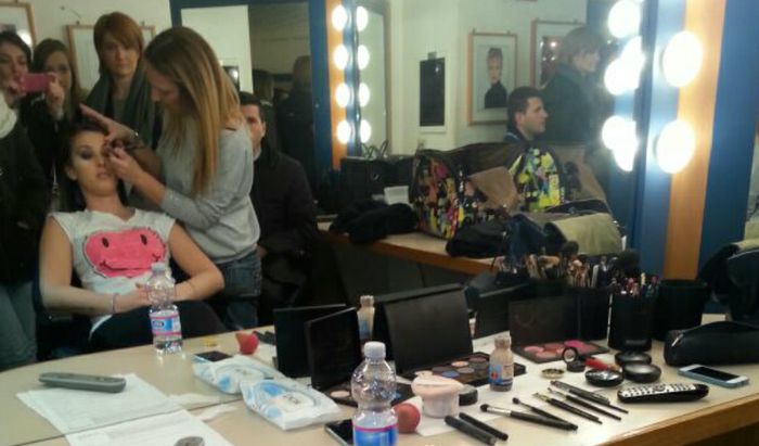 Prove di trucco nel camerino
