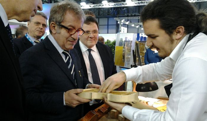 Roberto Maroni allo stand di Cremona alla Bit