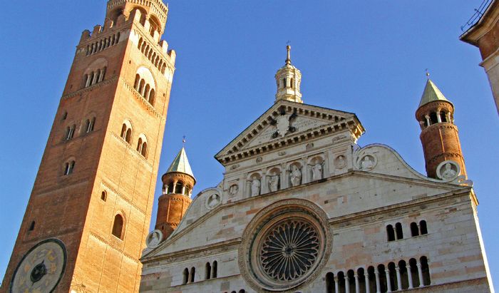 Uno scorcio dal basso in alto del Duomo di Cremona