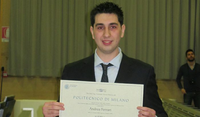 Andrea Ferrari mostra la sua pergamena sopo la proclamazione
