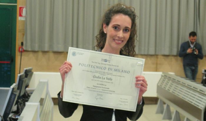 Giulia La Valle mostra la sua pergamena dopo la proclamazione