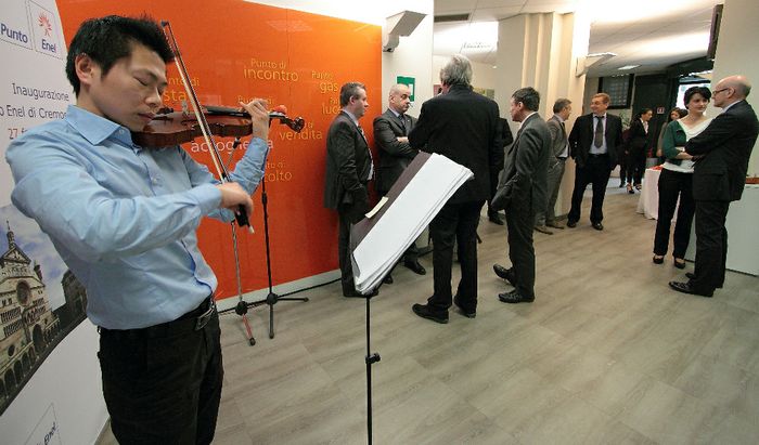 Inaugurazione del nuovo punto Enel, esibizione violino