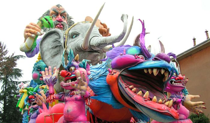 Un carro allegorico di carnevale