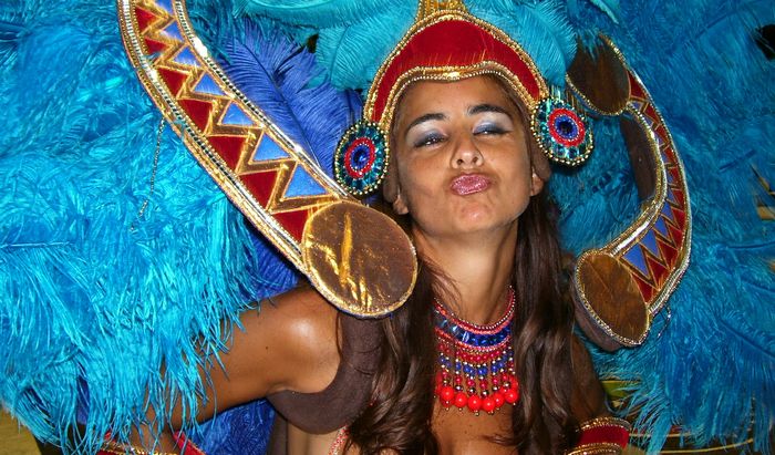 Una ragazza addobbata per il carnevale