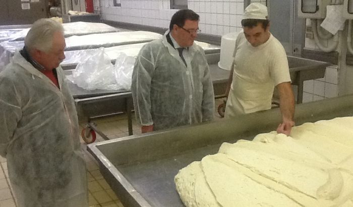 Lavorazione del formaggio alla Latteria Pizzighettonese 