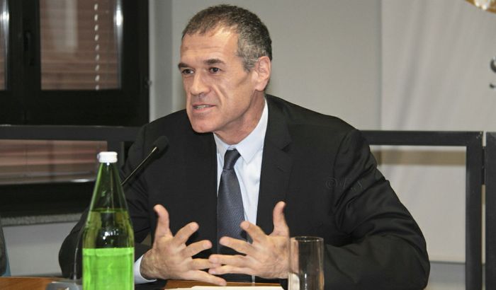 Un'intensa espressione di Carlo Cottarelli