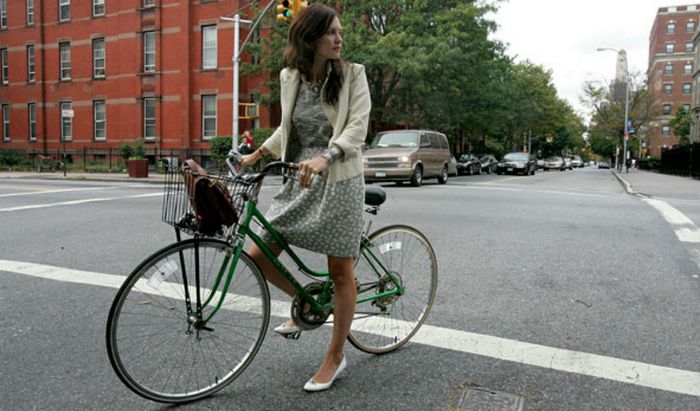 Ragazza in bicicletta per strada