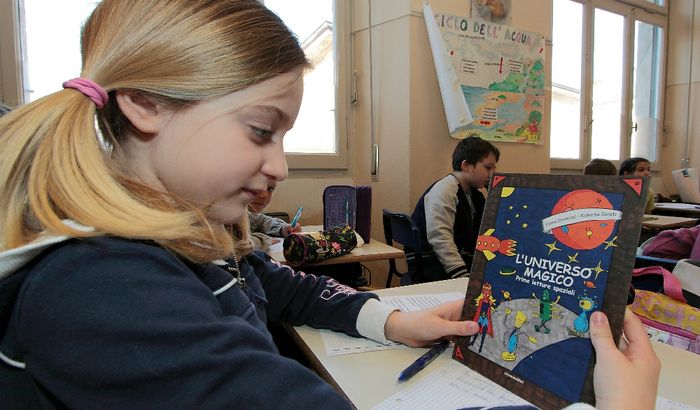 Alunni della Beata Vergine con il libro Universo Magico