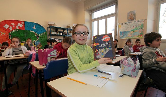 Alunni della Beata Vergine con il libro Universo Magico