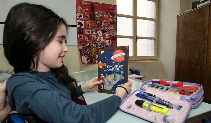 Alunni della Beata Vergine con il libro Universo Magico