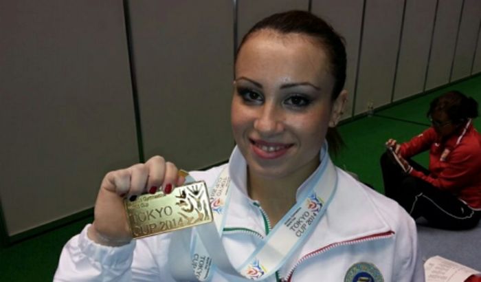 Vanessa Ferrari mostra l'oro conquistato a Tokyo