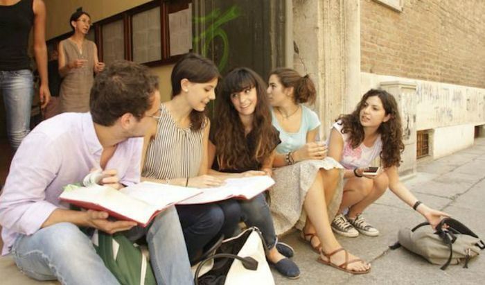Studenti all'ingresso del Manin