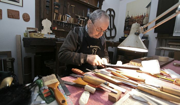 Francesco Bissolotti nella sua bottega