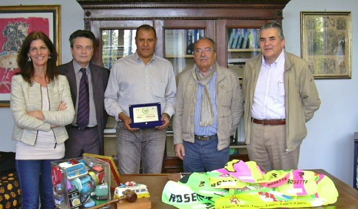 Da destra guardando la foto: sig. Superti sindaco di Vescovato, sig. Luciano Bregalanti titolare Apis, Sig. Alex Rosette titolare Rosette Sarl, Marco Daumiller e Monica Ferrari ufficio commerciale apis). Sul tavolo alcuni dei coloratissimi cappellini realizzati per Rosette.