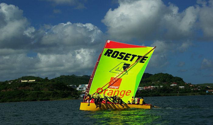 Foto della squadra “Yole –Rosette” nel tour nazionale 2013 (lo Yole è uno sport nazionale in cui competono imbarcazioni in legno con vela quadrata e Rosette è titolare dell’omonima squadra).