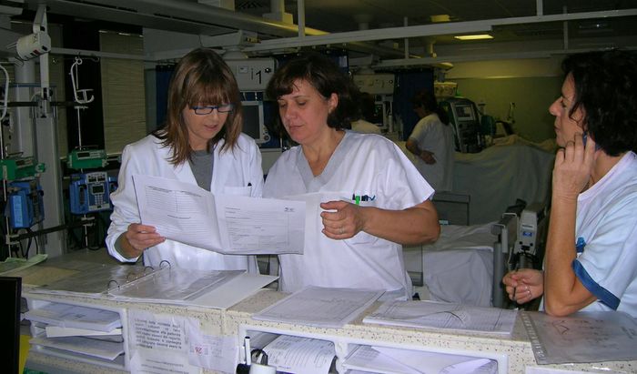 Infermiere consultano una cartella clinica