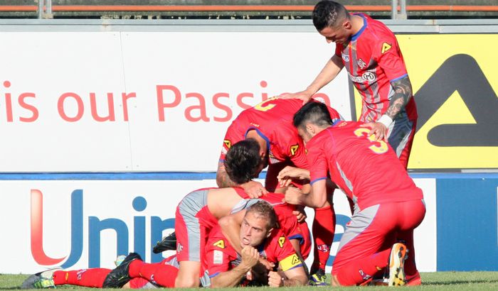 Cremonese-Albinoleffe, Brighenti festeggiato dopo il gol