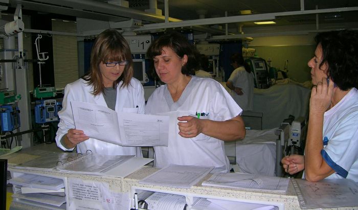Un gruppo di infermieri consulta una cartella clinica