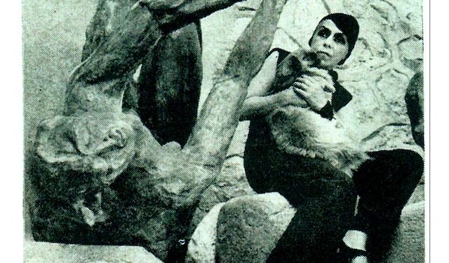 Mananà PIgnatelli con una delle sue statue

