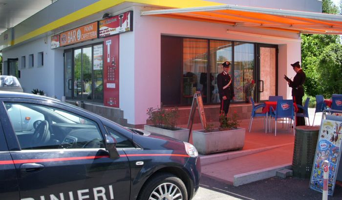 I carabinieri presso il distributore dell'Eni