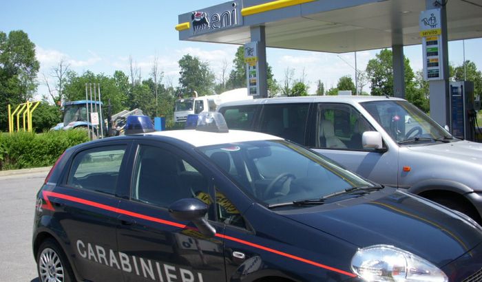 I carabinieri presso il distributore dell'Eni