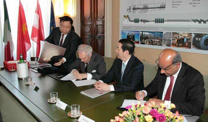 La firma dell'accordo fra il gruppo Arvedi e Rizhao Steel Group. Da sinistra a destra DU Shuanghua, Giovanni Arvedi, Zhang Chao Chao e Aashish Gupta