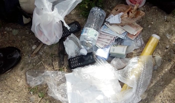 Materiali per lo spaccio e banconote