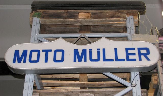 L'insegna  luminosa e LOGO originale della ditta Müller già sulla facciata della fabbrica robecchese. Conservata da Mazzolari

