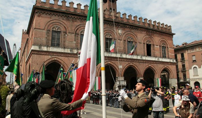 Festa della Repubblica in piazza ddl Comune a Cremona - L'alzabandiera