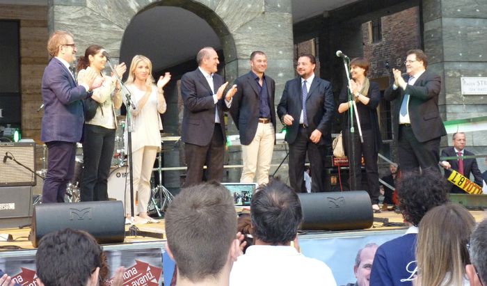 Maroni, Cappellini, Beccalossi, Perri, Rossi, Fava, Comaroli e Malvezzi in piazza Stradivari