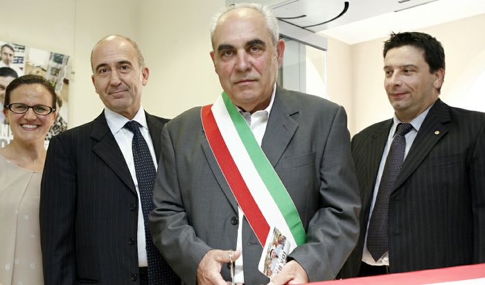 L'assessore Luigi Zuzolo al taglio del nastro con, alla sua destra, Fabrizio Marchetti, responsabile della Divisione Banca Popolare di Lodi, e, a sinistra Graziano Rizzi, direttore della filiale di Torre de' Picenardi.
