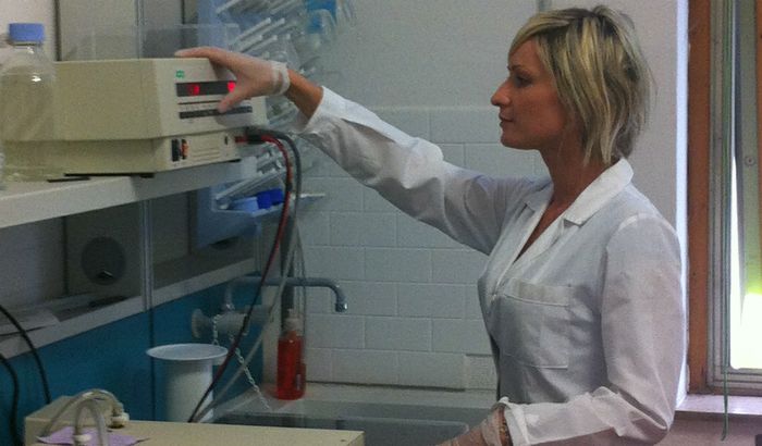 Ester Pietta in laboratorio