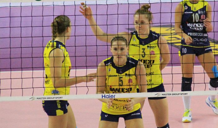Lauren Gibbemeyer (sotto rete) con la maglia di Conegliano