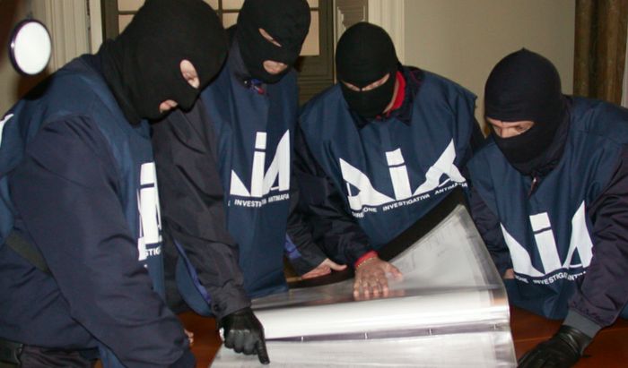 Uomini della direzione investigativa antimafia
