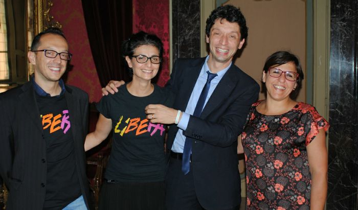 Il sindaco di Cremona Gianluca Galimberti con Rosita Viola, Silvia Camisaschi e Paolo Meroni del gruppo Illuminiamo la Salute