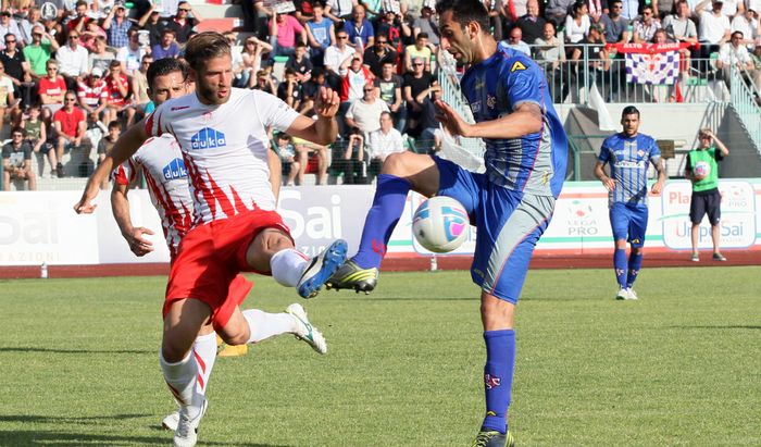 Bassoli contrasta Della Rocca nella semifinale playoff 2014