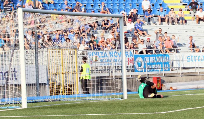 Il pallone calciato da Brighenti è respinto da Tozzo