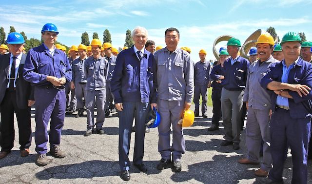 Il presidente Giovanni Arvedi insieme a Yu Changjiang, futuro responsabile degli impianti cinesi in costruzione, di fronte all'Acciaieria Arvedi e ai tecnici cinesi