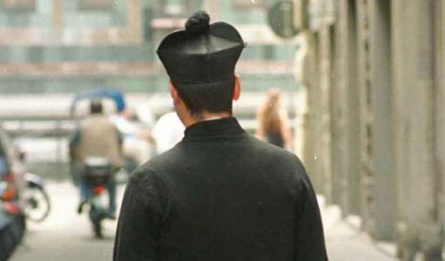 Un prete mente cammina

