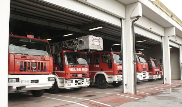 VIGILI DEL FUOCO CASERMA MEZZI