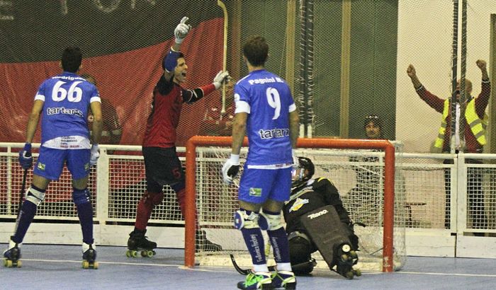 Hockey, Pieve 010-Follonica - Federico Ambrosio festeggia una rete