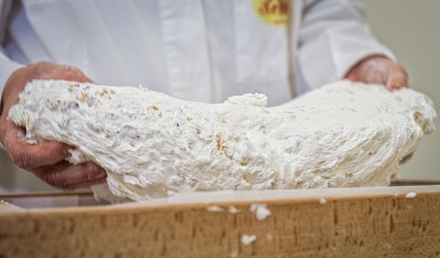 LAVORAZIONE TORRONE RIVOLTINI