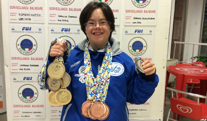 Maria Bresciani mostra le medaglie vinte ai Mondiali Dsiso 2014